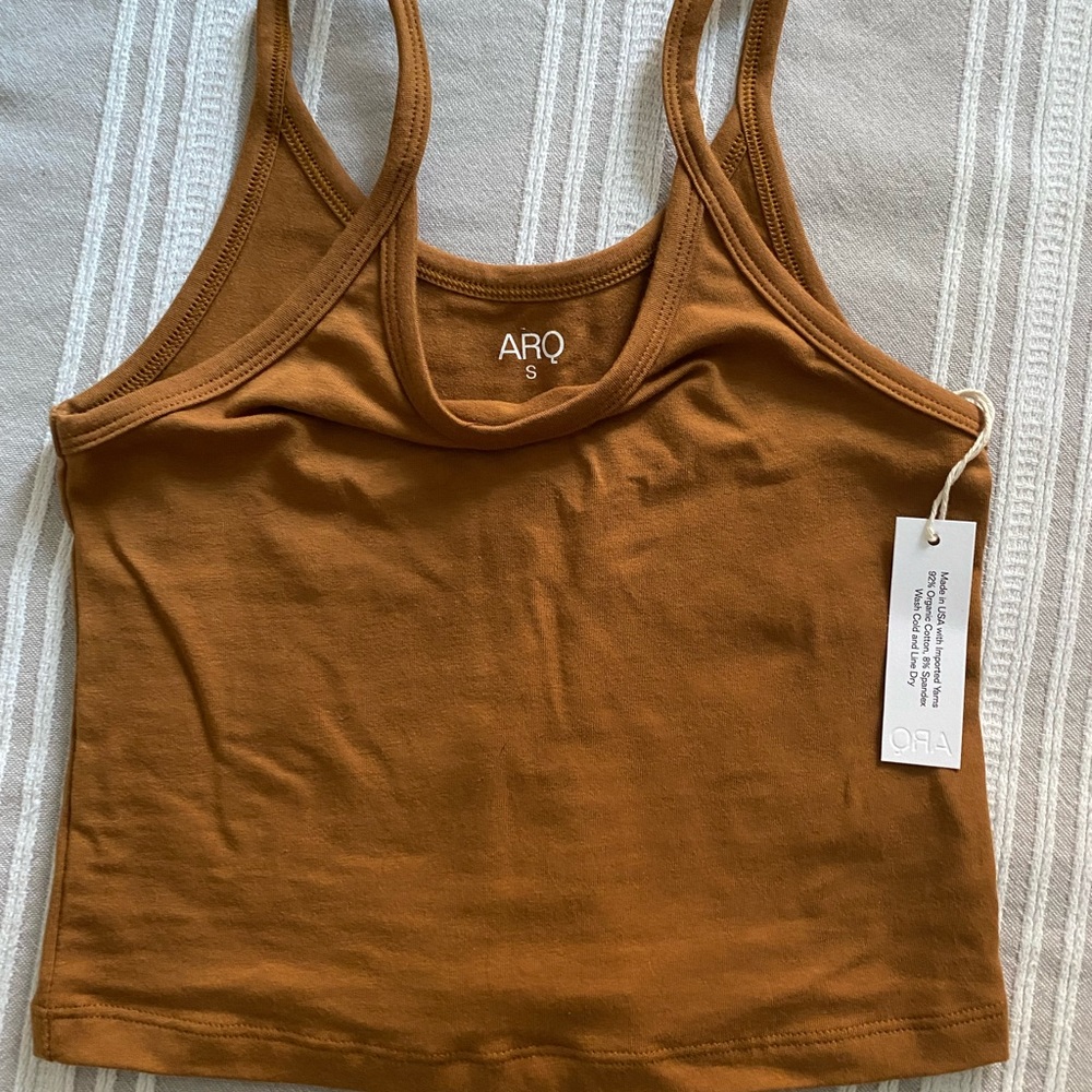 Arq crop tank in Toffee size S